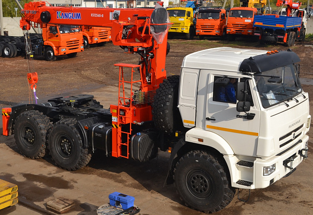 Седельный тягач КАМАЗ 43118 6х6 с КМУ KANGLIM KS1256