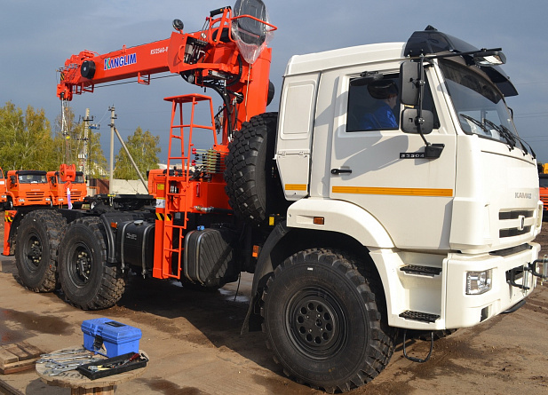 Седельный тягач КАМАЗ 43118 6х6 с КМУ KANGLIM KS1256
